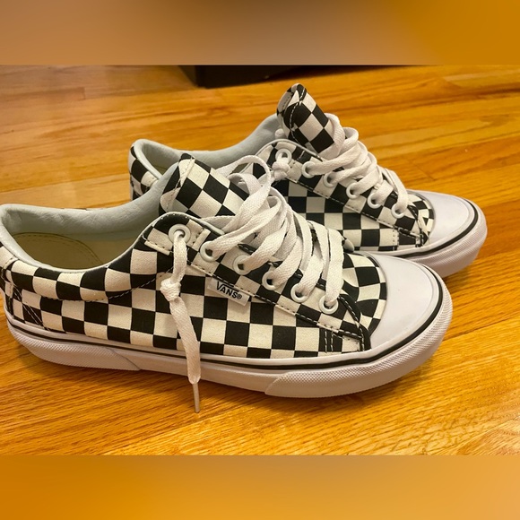 Vans Checkered tie up sneakers size 7 never worn - Picture 2 of 3